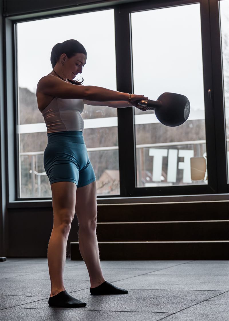 Lucie en travail de gainage avec kettlebell